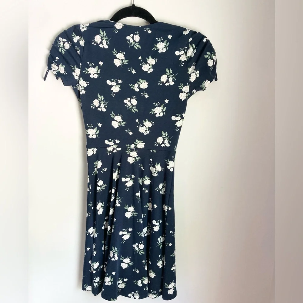 Hollister Women’s navy floral wrap dress with shoulder ties- XS Long - Picture 7 of 7
